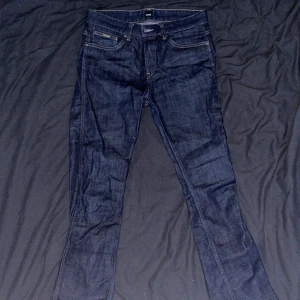 Hugo boss Jeans - Mörkblåa hugo boss jeans, storlek 30/32, stretch. Köptes för runt 2 år sedan i barkarby men den var för liten för mig så jag har använt den kanske 3 ggr. Jag har även likadan i svart. Pris kan diskuteras