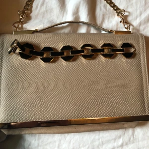 Liten snygg väska  - Passar bra till vardag och fest