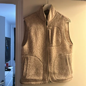  Fleeceväst  - Tja! Nu säljer jag min as feta fleeceväst från J. Lindeberg. Västen köptes förra året på NK så skicket är väldigt bra 9/10. Vid fler bilder eller frågor är det bara att hör av dig! 