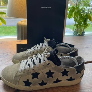 Saint Laurent skor  - Säljer dessa snygga YSL dojor i storlek 43, de är i använt skick men mycket kvar att ge! Lite slitet inuti som inte syns och lite smuts som lätt kan fixas. Allt OG medföljer! Vid fler frågor eller funderingar är det bara att skriva! 