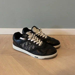 Dior skor - Säljer dessa riktigt fina skor från Dior✨. En perfekt höst/vinter sko. Dessa är i storlek 42,5 men sitter som 43. Bra skick. Äkthet bevis kan fixas. Nypris: Runt 11000, säljs för 3999. Mvh Jonathan 