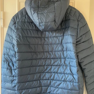 Ellesse. - Strlk L. Lättviktsjacka från coola Ellesse.