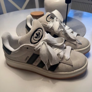 Campus 00 Crystal white - Säljer dessa Campus 00 Crystal White inköpta i augusti, använda fåtal gånger svarta snören medföljer. Skriv gärna om ni har några funderingar 💘