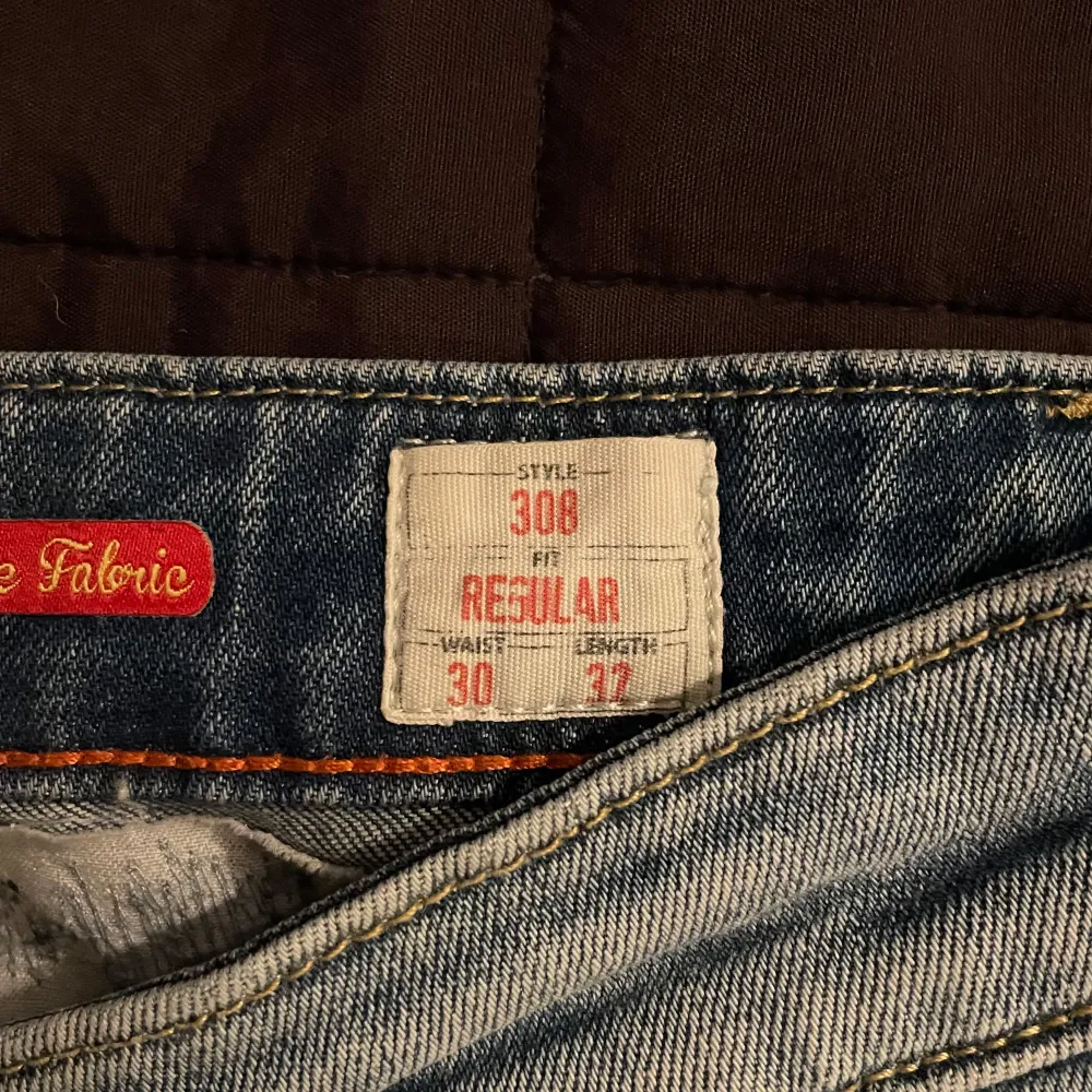 Säljer mina Crocker jeans med dess feta slitningar. Det svenska märket Crocker finns inte kvar och det gör dem här jeansen extra unika! Storleken är 30/32. De har inga defekter. Modellen är slim fit. Hör av dig vid fler frågor!. Jeans & Byxor.