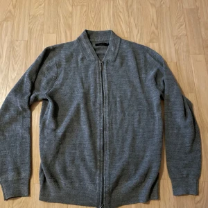 Moncrief London stickad - Skön stickad full-zip från Moncrief London. Knappt använd, skriv för fler bilder. Storlek L men passar även M