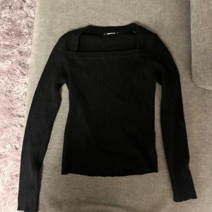 Stickad tröja  - Säljer denna superfina ribbstickade tröjan från Gina tricot. Storlek xl, (skulle dock säga att den är liten i storleken) bra skick💕💕
