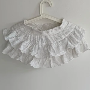 Mini kjol - Vit mini kjol från Urban outfitters. Kjolen har inbryggda shorts! 