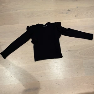 Ginatrickot blus - Nu säljer jag min volang tröja långärmad från gina tricot 💞