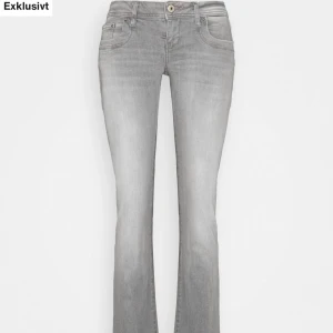 LTB grå valerie jeans - Grå lågmidjade bootcut i modellen valerie från LTB, superfina och bekväma men kommer tyvärr inte till användning. Jag är 160 lång 🤗