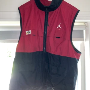 Jumpan man air Jordan väst  - Säljer min jump man air Jordan tränings/vanlig väst då den inte används och tar plats. Hör av dig vid funderingar 