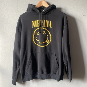 Nirvana hoodie  - Typ aldrig använt, super bra skick  Säljes billigare vid snabbt köp.