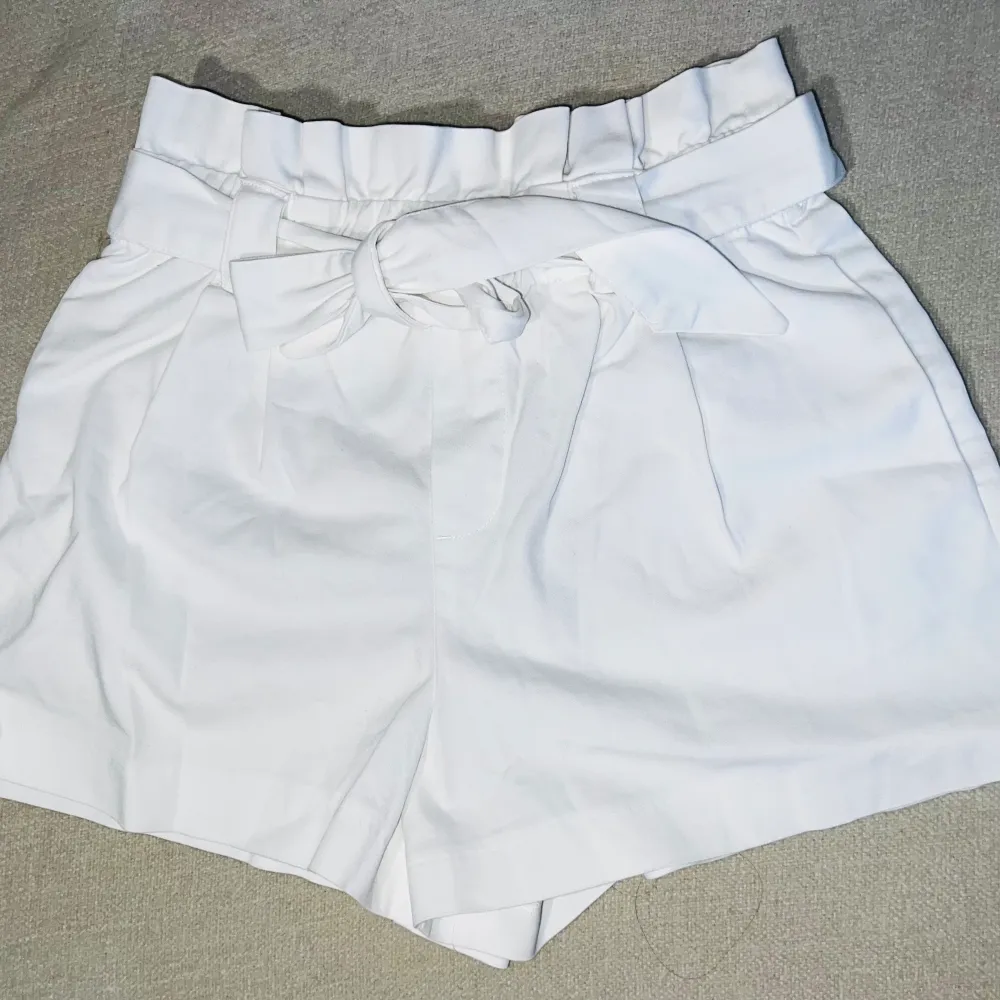 Vita shorts från Zara till sommaren  Storlek S Den är som ny, inga fläckarnas . Shorts.