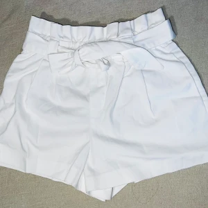 Shorts  från zara - Vita shorts från Zara till sommaren  Storlek S Den är som ny, inga fläckarnas 