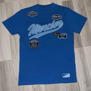 Mercier t-shirt - Säljer denna blåa mercier t-shirt. Knappt använd och är i super bra skick!