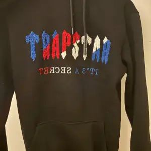 Trapstar Hoddie. Använd i gott skick.  Storlek S.