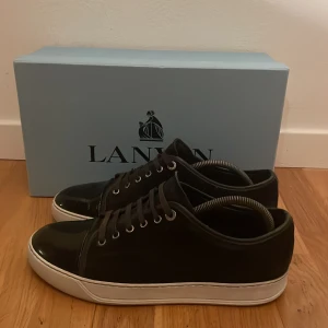 Lanvin skor uk 8 - Säljer dessa feta lanvins i storlek uk8/passar ca 43. Skicket är 9/10 med enbart naturliga defekter som kommer av användning. Box ingår.Skriv om ni undrar något🌟