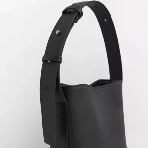 svart handväska  - Nu säljer jag min superfina rymliga handväska från Lindex, eftersom att den inte kommer till användning. använd vid 2-3 tillfällen!💞