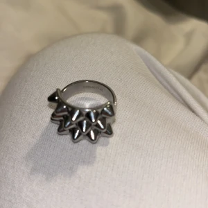 Edblad ring  - storlek 17,50/ M, nyskick, säljer pga fick två styckna och använder inte silver så mycket.