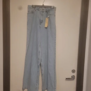 Blåa jeans - Helt oanvända blåa vida jeans från Lindex. Storlek 158.