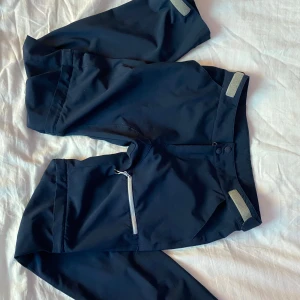 Friluftsbyxor  - Ganska oanvända mörkblå friluftsbyxor. Zip-off och av tunt material. Går att justera i midjan och i smalbenen. Från märket Neomondo. För 14 år, 164cm. 