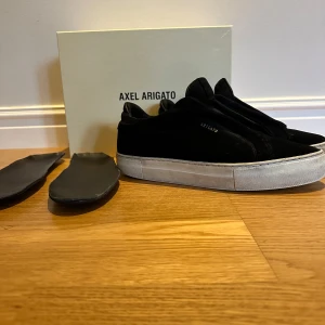Axel Arigato Clean 360 Laceless - Säljer dessa Axel Arigato i storlek 41 då dem är för små. Det med kommer ett par extra sulor till skorna. Tveka inte att fråga om ni undrar något!