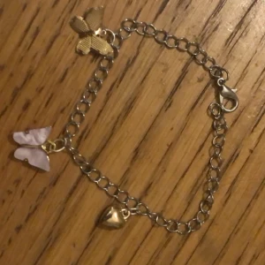 Berlock armband💕 - Ett berlock armband som jag och min lillasyster har gjort tillsammans🥰alla pengar går sen till Cancerfonden💕