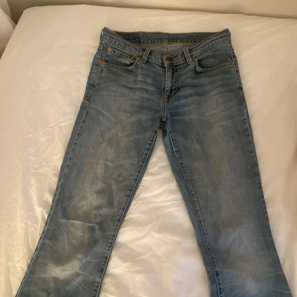 Ett par ljusblå jeans från Levi’s i storleken W28 och L34. De är lite slitna på baksidan och har ett hål på höger ben. Säljer för att de har blivit för små för mig💕. Jeans & Byxor.