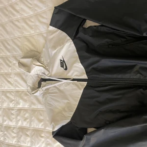 Nike vindjacka - Väldigt bra skick, sparsamt använd