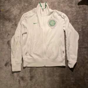 Tracksuit överdel från Nike. Använd men i väldigt bra skick. Inga defekter! Pris 