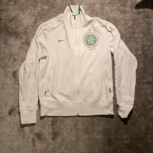 Nike x celtic tröja - Tracksuit överdel från Nike. Använd men i väldigt bra skick. Inga defekter! Pris 