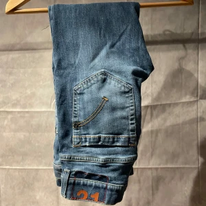 Dondup jeans - Dondup | Nypris 3000 | Modell George | Storlek 31 | Skick 7/10 |