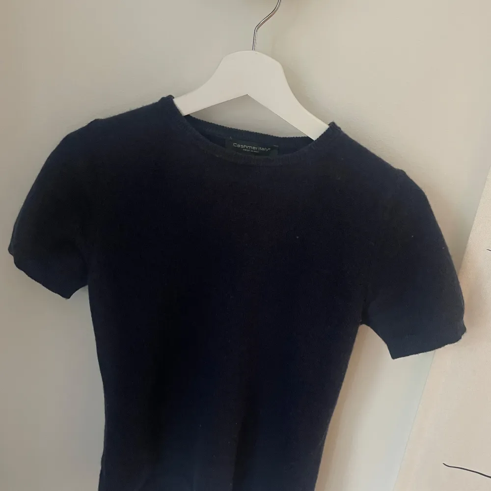 Superfin och skön kashmirtröja från Cashmere Italy köpt i Italien. Säljs inte längre ny men nypris ca 1500kr. Använd ca 5 gånger utan tecken på användning . Neuletakit & Villapaidat.