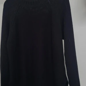 Stickad svart tjocktröja - Svart stickad tjocktröja i bra skick<3