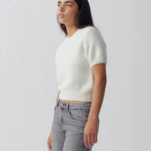 Stickad t-shirt - Slutsåld stickad t-shirt från Gina. Använd 1 gång men säljer pga av att den inte kommer till användning💗 storlek m men passar mig som brukar ha xs/s i tröjor