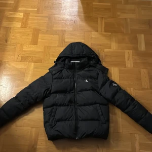 Calvin Klein jacka  - Nyskick, inga hål. Vinterjacka.  Köparen står för frakt.