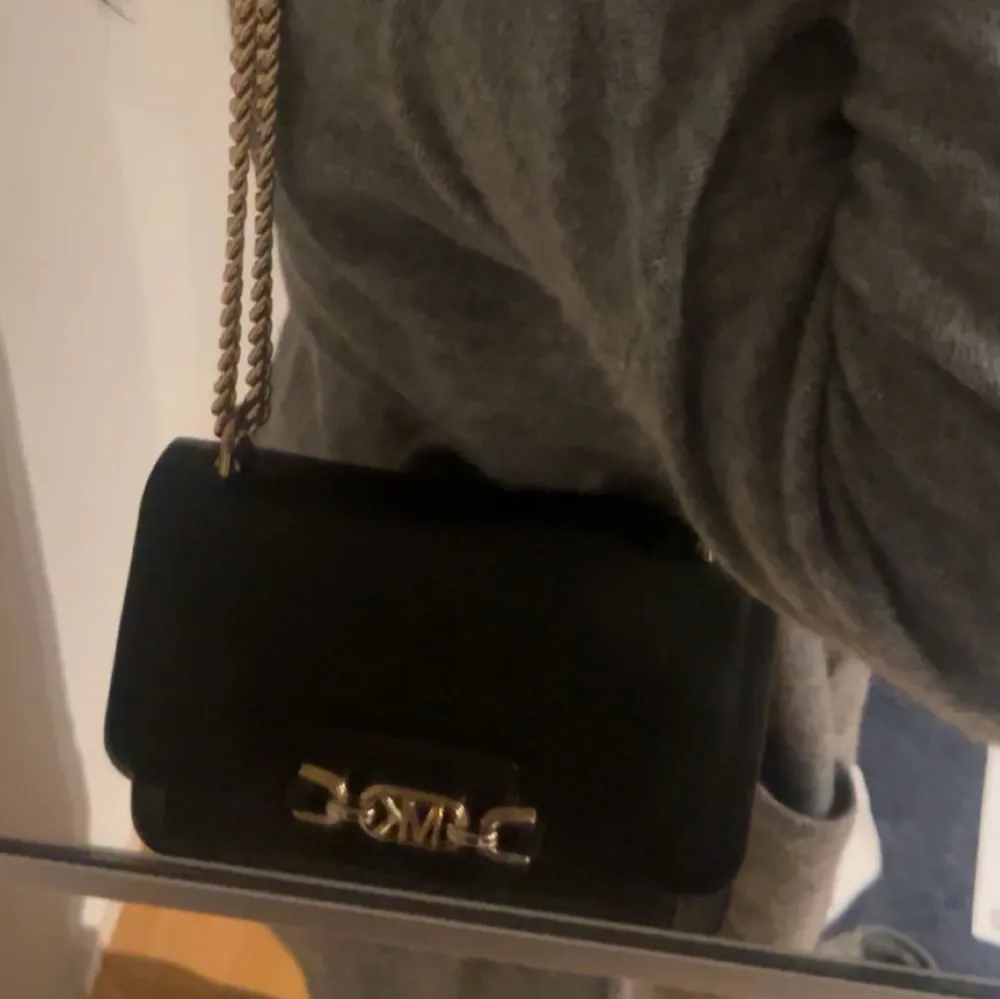 En svart otroligt fin Michael kors väska  Dustbag och kvitto finns Inköpt i Michael kors butik. Väskor.