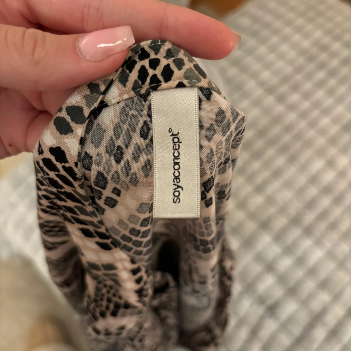 Mönstrad blus i svart och beige - 93