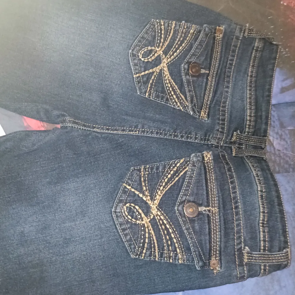 Säljer ett par mörkblåa jeans från WallFlower. De har broderade detaljer på bakfickorna. Köpte dom för 700 hundra men har aldrig använt dom säljer på grund av dom passar inte.💙 Obs betalning sker via swish 💙. Farkut & Housut.