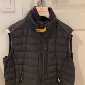Parajumper väst - Parajumper väst storlek s, använt skick. 