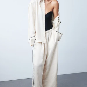 Satin pyjamas   - Säljer denna mysiga satin pyjamasen från H&M home. Den är lite för stor för mig och kommer inte till användning. 100kr st, 150kr för båda❤️