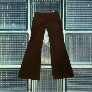 Bruna kostymbyxor  - Mörkbruna aSnygga lågmidjade kosytumbyxor med lite bootcut modell🌰🍂