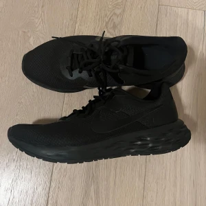 Löparskor Revolution 6 Nike svarta - Används bara 2 gånger, sköna träningsskor