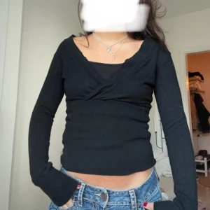 Omlott tröja  - Snygg tröja från gamla hm! 13% ull. Perfekt nu till hösten! 🍁 Den är varm och väldigt skön! Xs, men passar absolut S också. Läs bio innan köp! ❤️