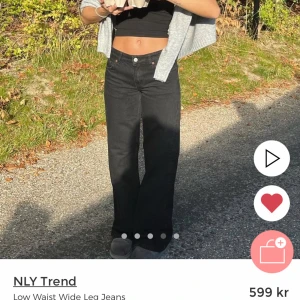 Svarta low waist wide leg jeans från NLY Trend - Säljer ett par svarta lågmidjade jeans från Nelly då de inte kommer till användning. Jeansen säljs inte längre på Nellys hemsida. De är lågmidjade men inte riktigt bootcut, utan lite Wideleg. Med storlek EU 34. ❤️ Använd fåtal gånger. 