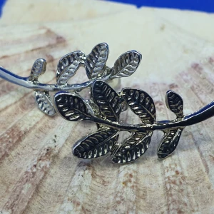 Örhängen med stift - Löv - Örhängen med stift, silver löv. ✨️✨️✨️Titta igenom alla mina upplagda och köp fler saker i bundle för att spara på frakten och få allt du köpt i ett och samma paket✨️✨️✨️