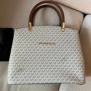 michael kors väska  - Brun beige michael kors väska 