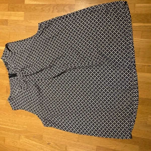Mönstrad klänning från Stockh LM - Säljer en superfin mönstrad top från Stockh LM i storlek 52. Linnet har ett snyggt geometriskt mönster i svart och vitt. Den är ärmlös och har en bekväm passform som passar perfekt för både vardag och fest. Materialet känns lätt och luftig