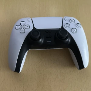 Ps5 kontrol  - Kontrollen funkar jätte bra de ba att jag har extra det därför jag vill sälja den 
