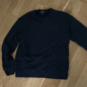 Ralph Lauren Tröja - En riktigt skön Ralph lauren hoodie i storlek 18-20 eller XS Passar även S, riktigt stilren och mysig nu till hösten Hör av dig vid minsta fundering, Inga defekter 