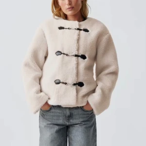 Söker!! - Söker denna Teddy jacka ifrån Gina Tricot! I storlek S eller M